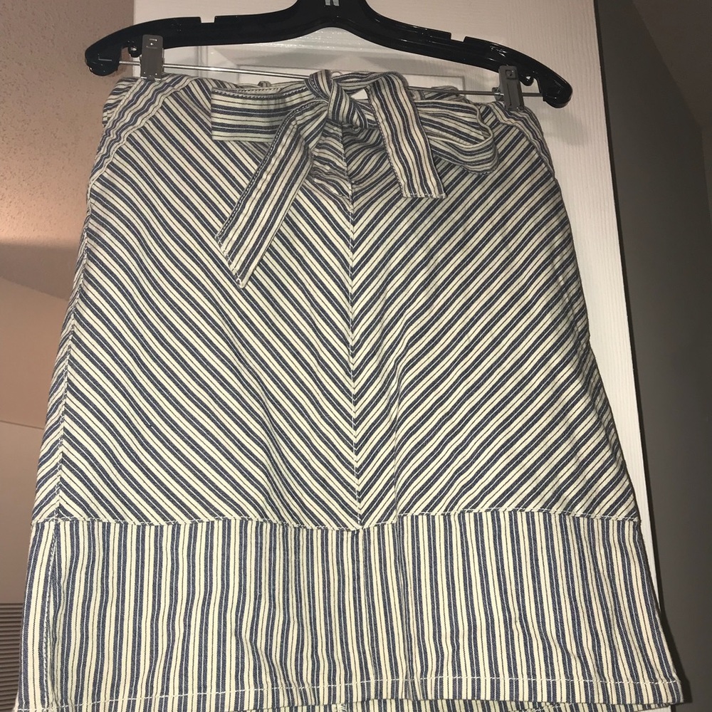 BCBG blue and white stretch jean skirt with belt